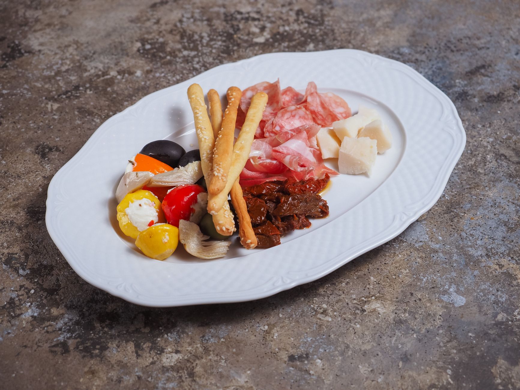 Italské antipasti, sýry a prosciutto